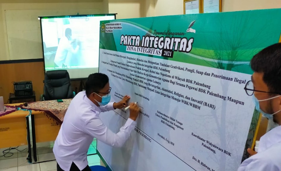 Menuju Zona Integritas, Pegawai BDK Palembang Bersama Tandatangani Pakta Integritas